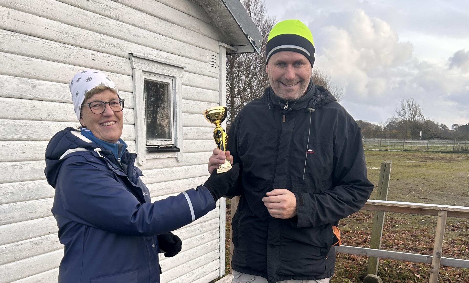 Stefan Amour får pokalen av Tina. Stort grattis Stefan!