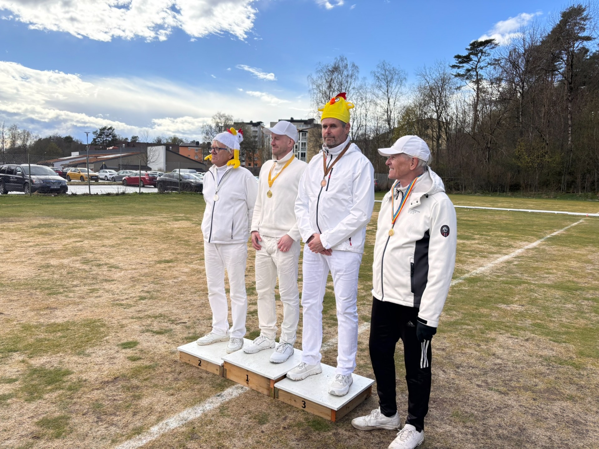 Prispallen i Kycklingkrocket 2026. 3:a Eje, 1:a Anton, 2:a Stefan och Platevinnaren Ivar