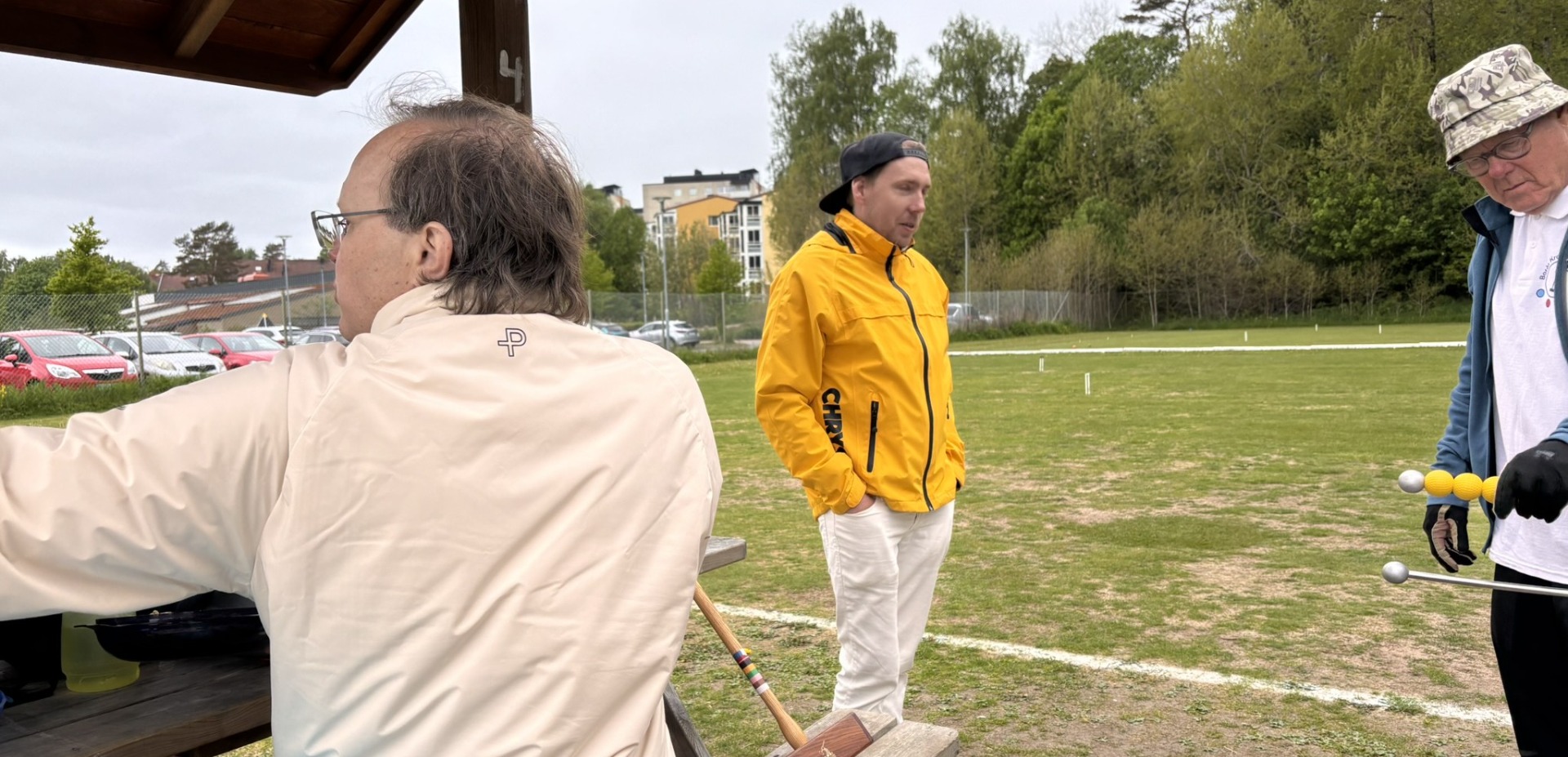 Erik och Sonny kollar semaforen samtidigt som Thomas laddar för nästa match