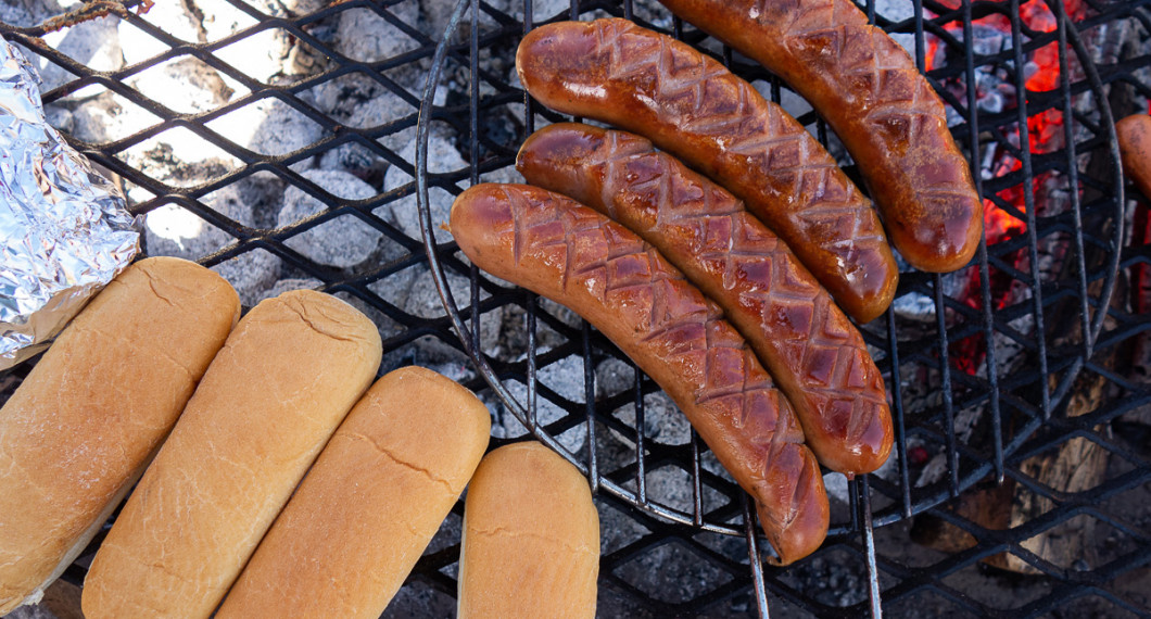 Det bjuds på korv med bröd till alla spelare/fixare!