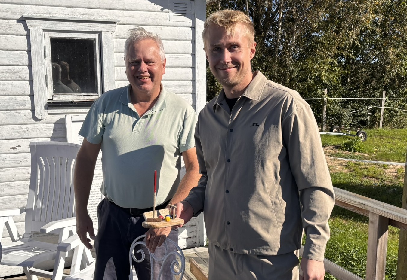 En nöjd Emil stoltserar med vandringspriset som han precis fått av Joakim