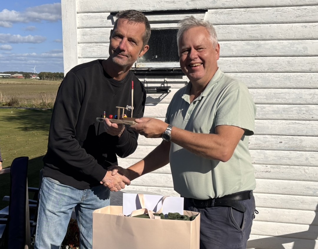 Hans tar emot det fina vandringspriset från Joakim